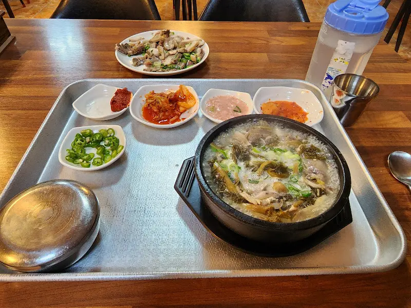 한 상 가득 차려진 순대국 정식