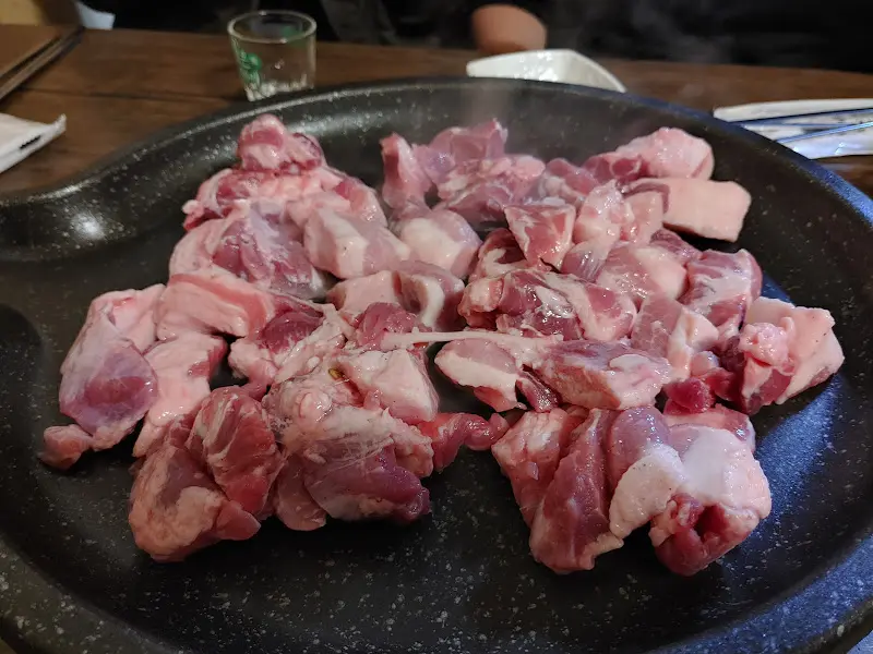 불판 위에 올려진 뒷고기