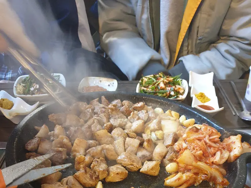 고기를 굽는 모습