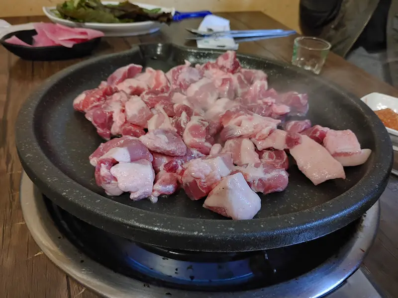 불판 위의 뒷고기