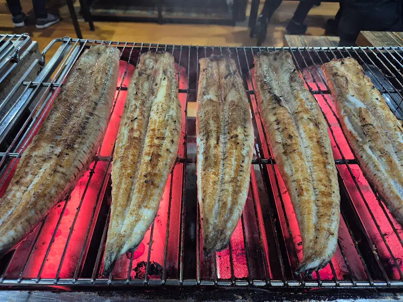 숯불 위에서 구워지는 장어