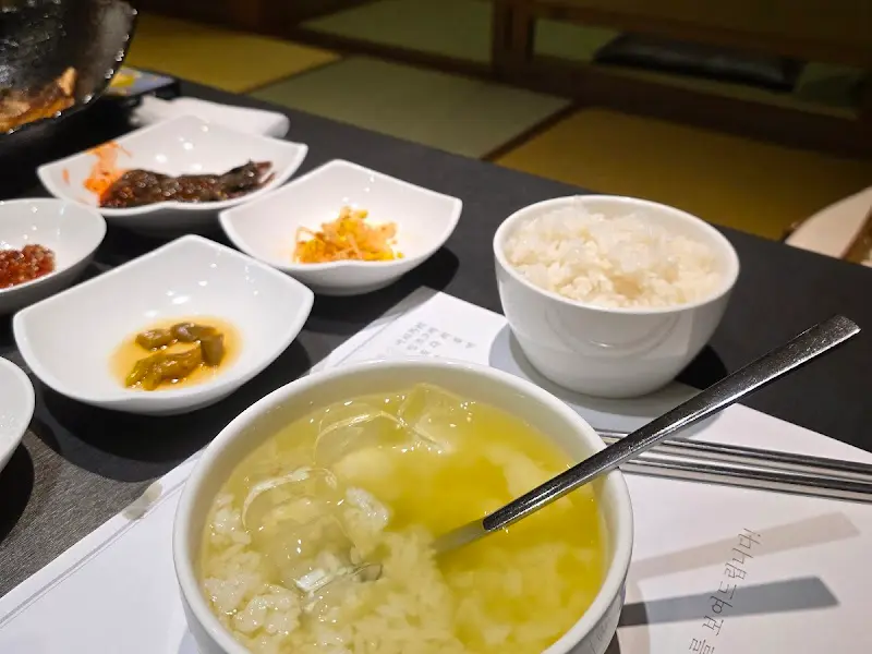 따뜻한 솥밥과 시원한 녹차물