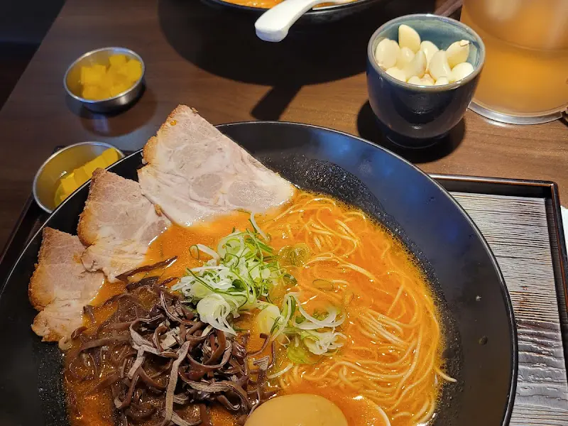 다진 마늘을 곁들인 돈코츠 라멘