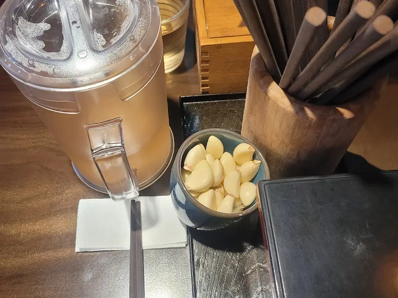 테이블 위에 놓인 다진 마늘