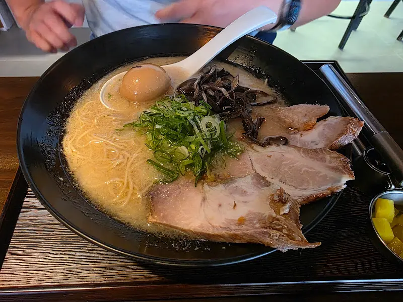 돈코츠 라멘의 먹음직스러운 비주얼