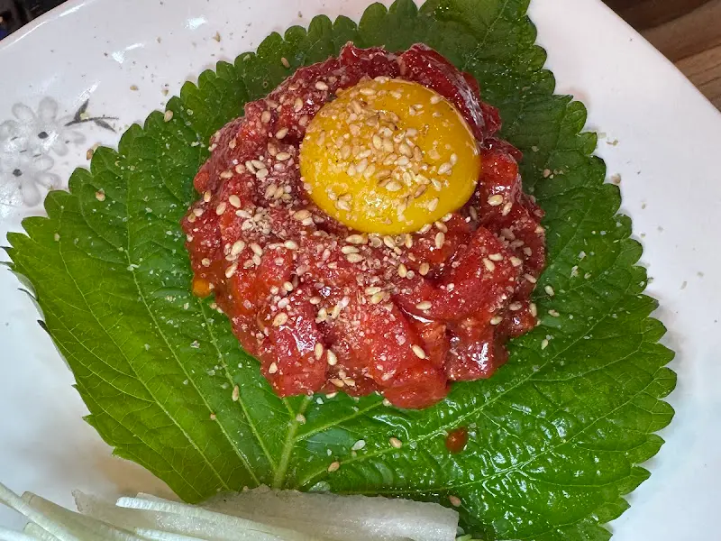 노른자를 톡 터뜨린 육회