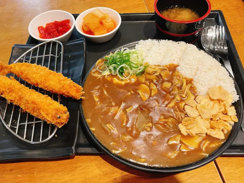 카레라이스에 새우튀김 토핑이 추가된 모습