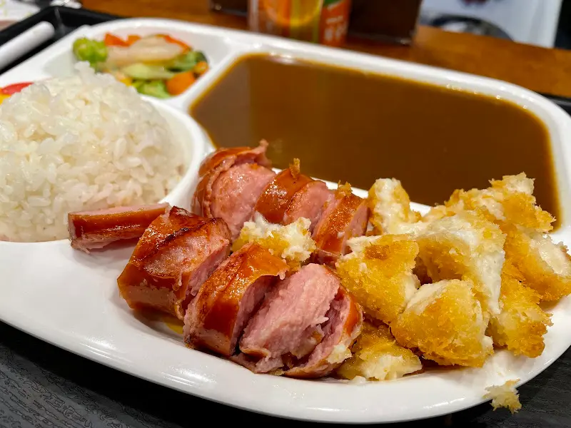 밥 위에 소시지 토핑과 튀김 토핑이 올려져 있고, 카레가 옆에 따로 담겨 나온 모습