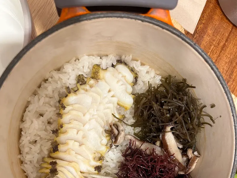 톳 해물 솥밥 근접샷