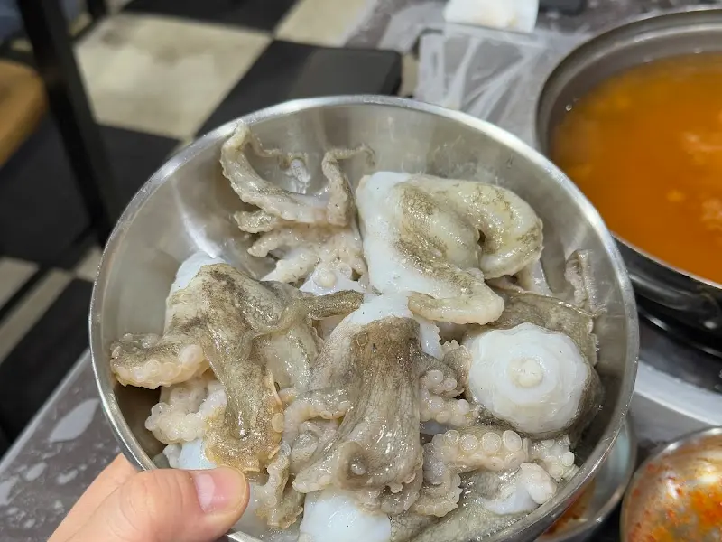 싱싱한 쭈꾸미가 가득 담긴 양푼