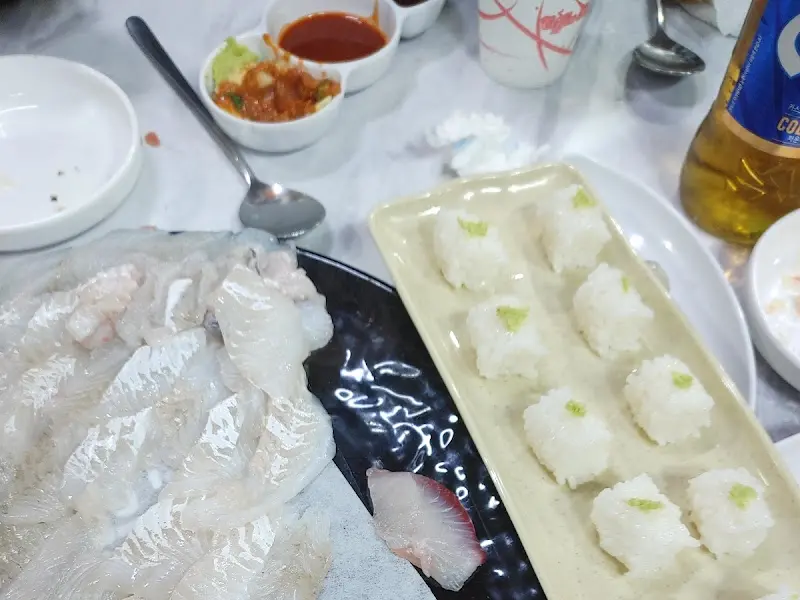 싱싱한 회와 곁들임