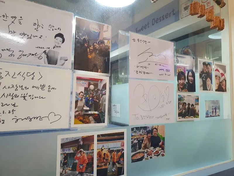 식당 벽면에 붙어있는 방문객들의 흔적