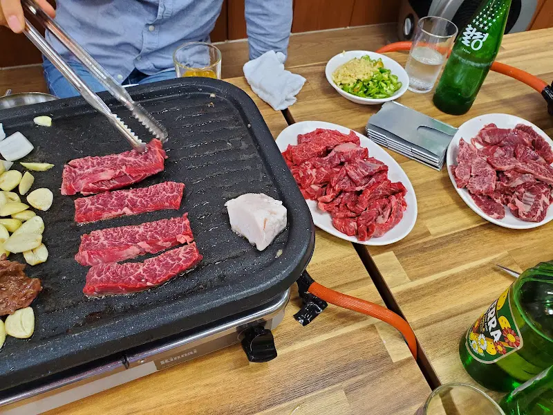 불판 위에서 익어가는 육우