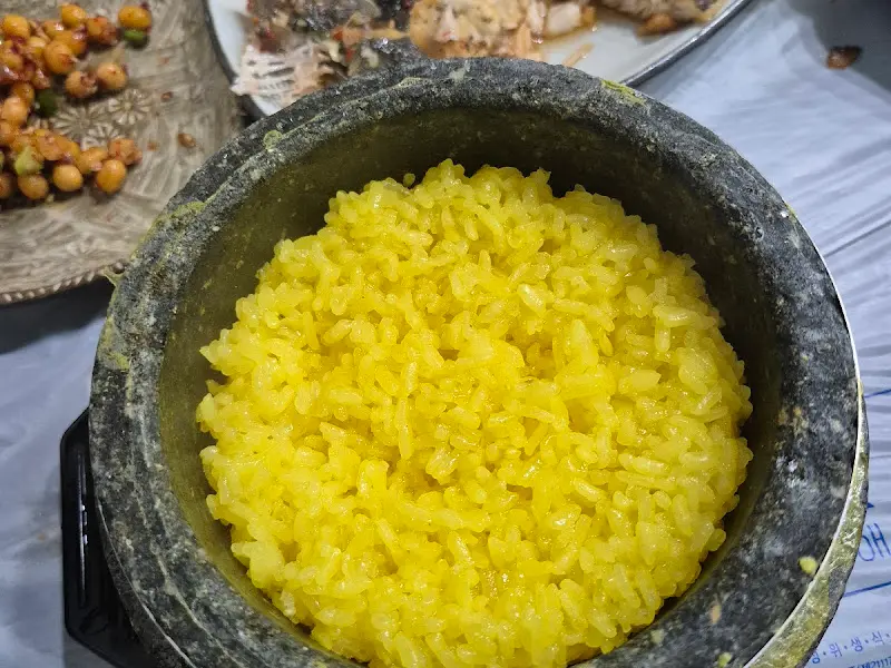 윤기가 흐르는 돌솥밥