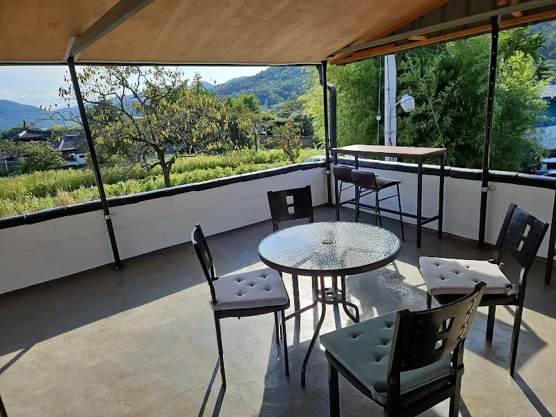 정원을 감상하며 즐기는 티타임