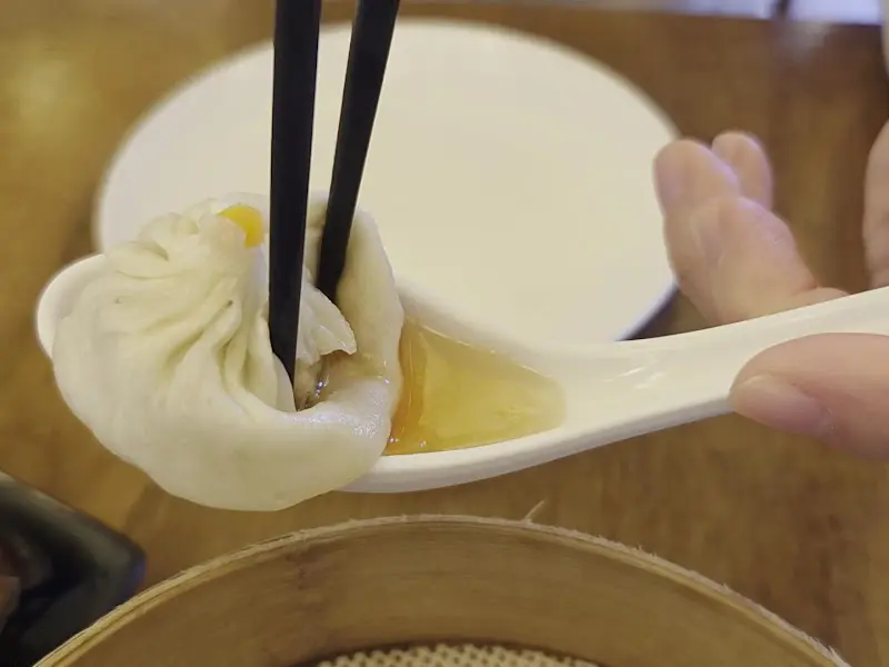 딤섬을 스푼에 올린 모습