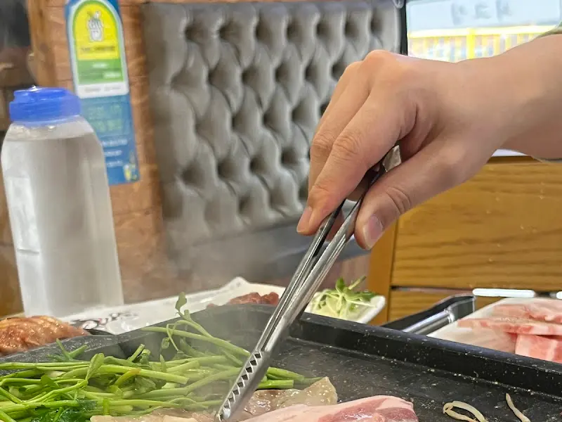 미나리와 함께 익어가는 삼겹살