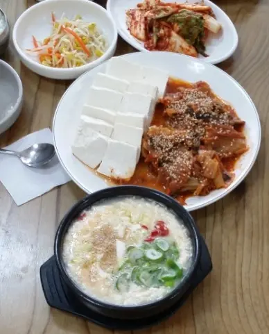 하얀 순두부와 밑반찬 한 상 차림