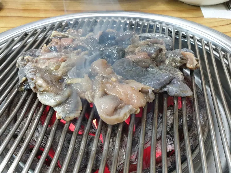 숯불 위에서 익어가는 오골계