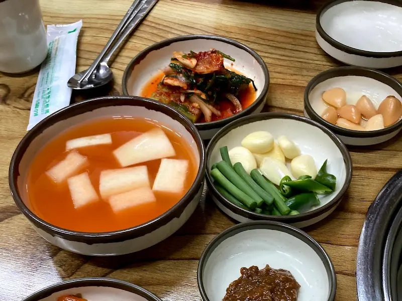 정갈하게 담긴 밑반찬들