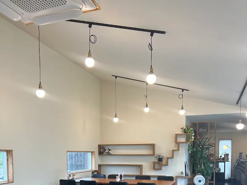 세련된 조명이 돋보이는 실내