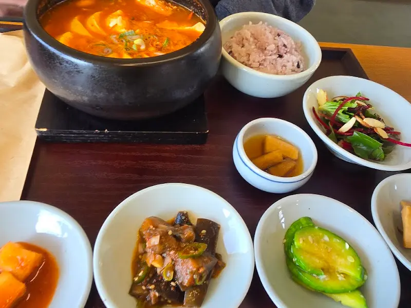 순두부찌개와 정갈한 반찬