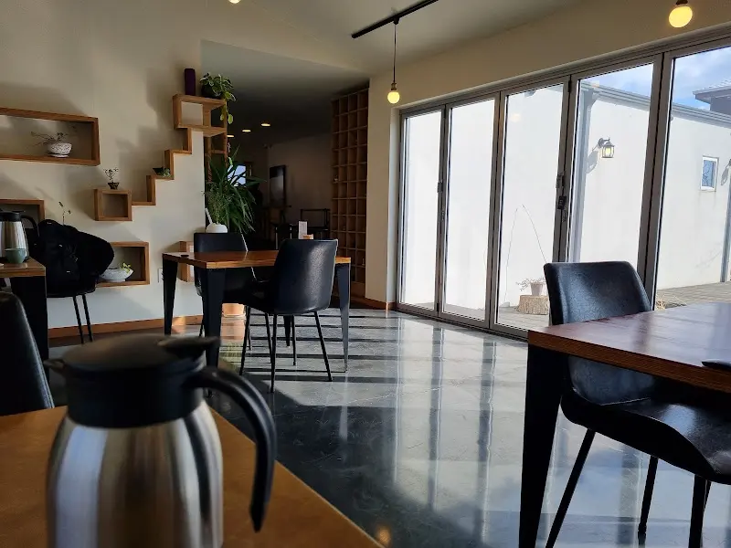 햇살 가득한 창가 좌석