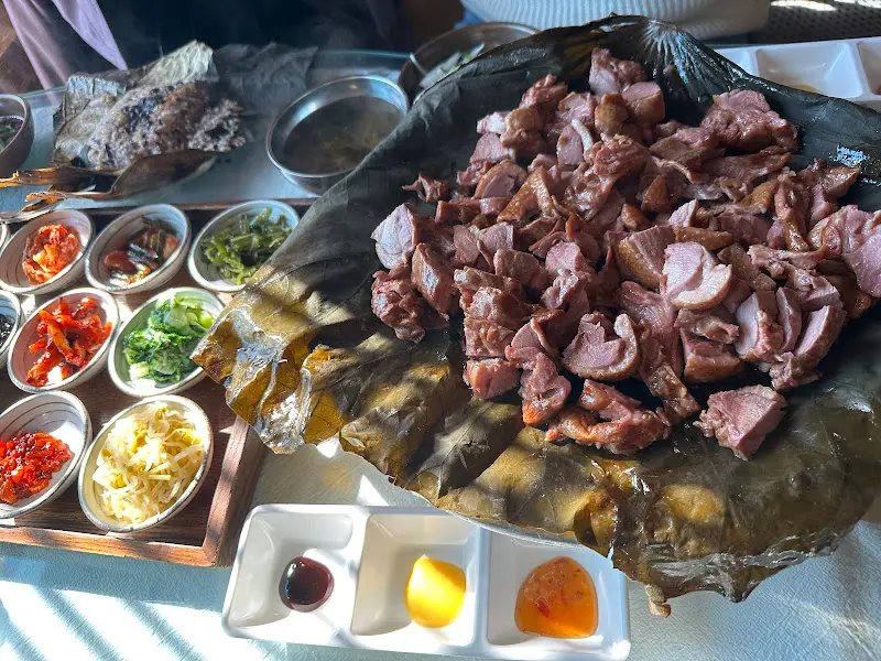 오리훈제와 다채로운 반찬