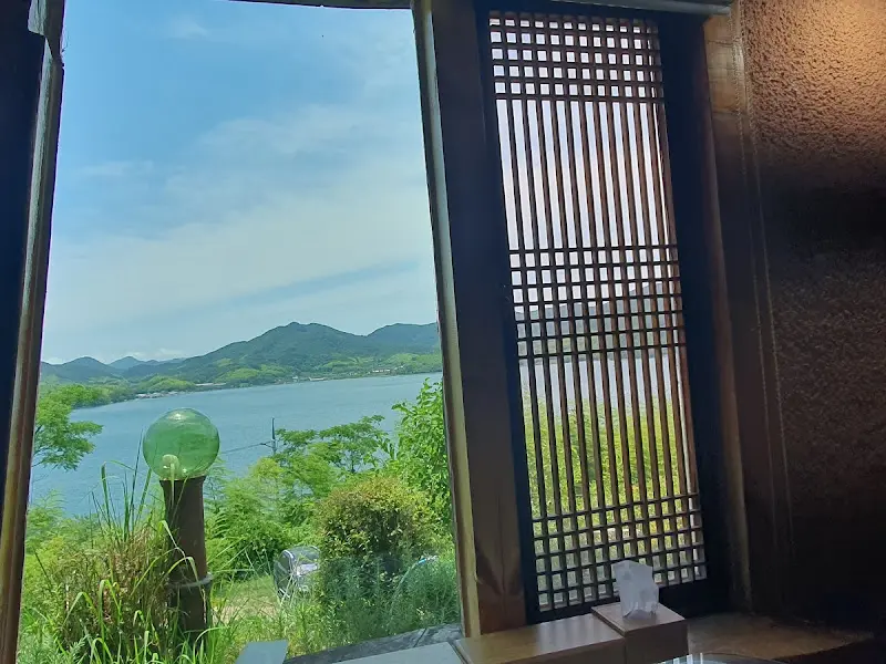 창밖으로 보이는 바다 풍경