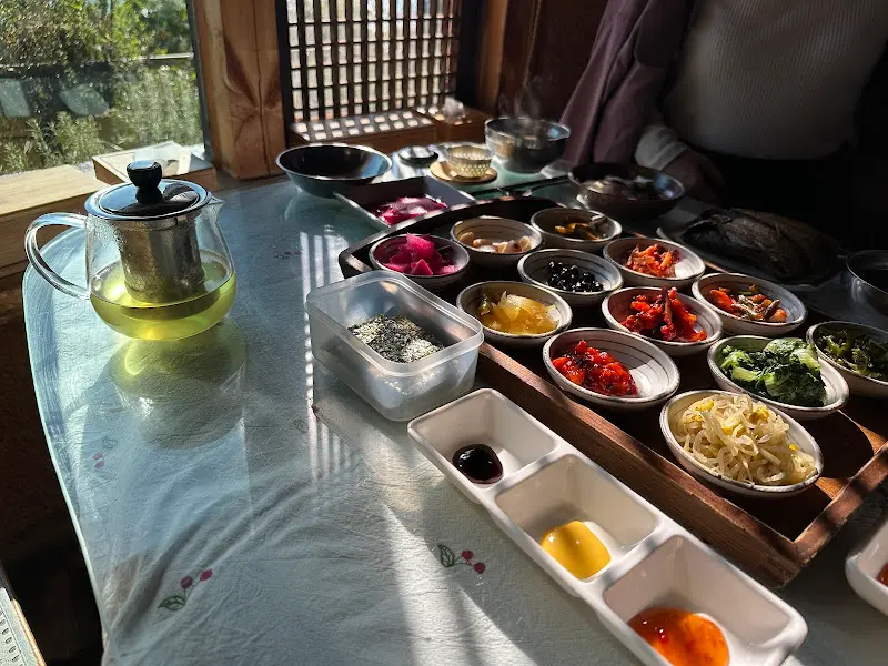 햇살 가득한 창가 테이블