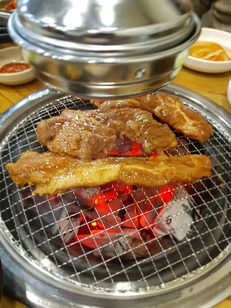 불판 위에서 익어가는 촌놈갈비