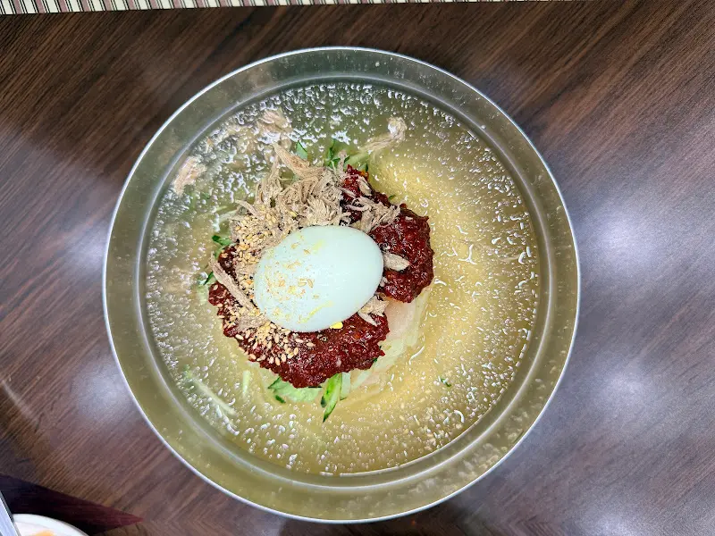 살얼음이 동동 뜬 물밀면의 클로즈업 샷