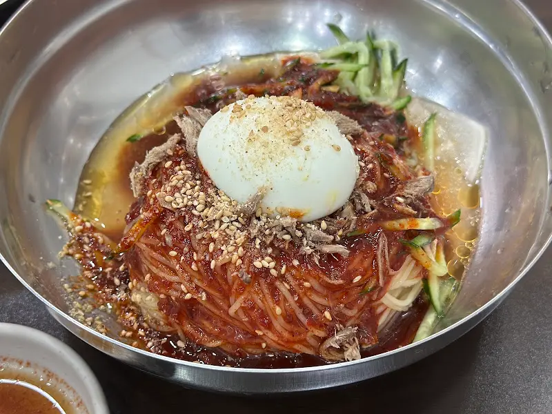 매콤한 양념이 돋보이는 비빔밀면의 모습