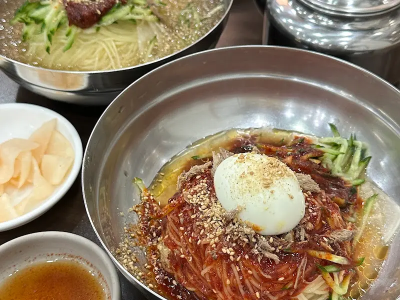 물밀면과 비빔밀면, 만두가 함께 놓인 푸짐한 한 상 차림