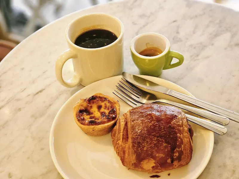 따뜻한 온육수를 담은 스테인리스 주전자와 컵