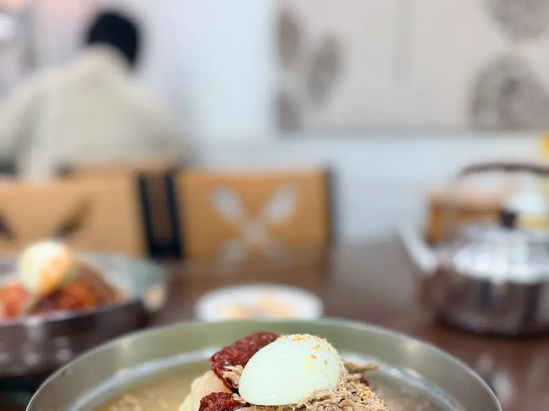 테이블에 놓인 물밀면과 온육수 주전자