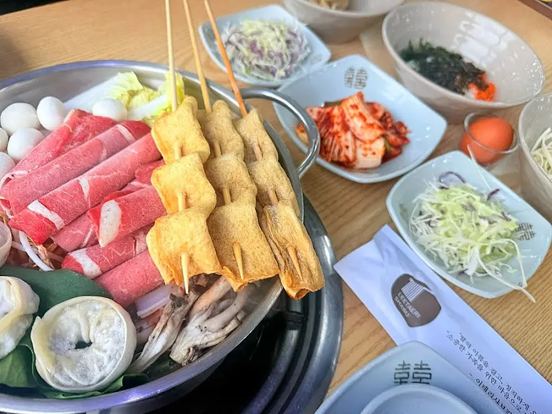 샤브샤브 재료와 곁들임 메뉴