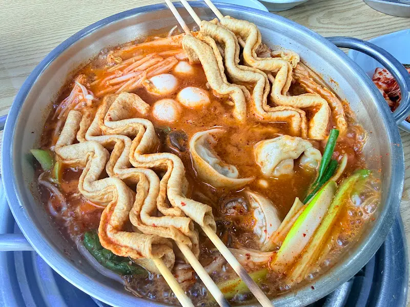 얼큰한 국물에 끓여진 칼국수