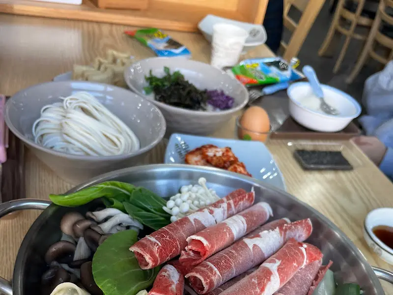 다양한 곁들임 메뉴와 칼국수 면