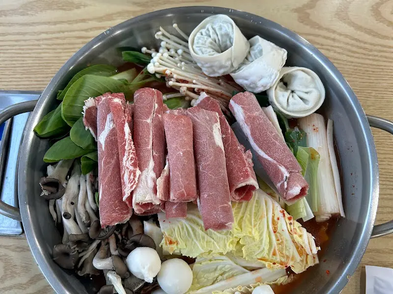 샤브샤브 재료가 푸짐하게 담긴 냄비