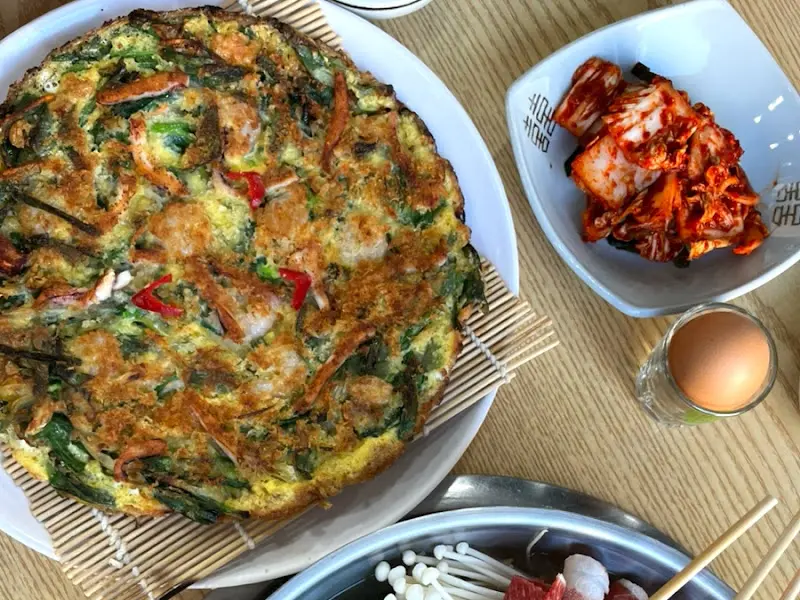 해물파전과 김치 한 상 차림