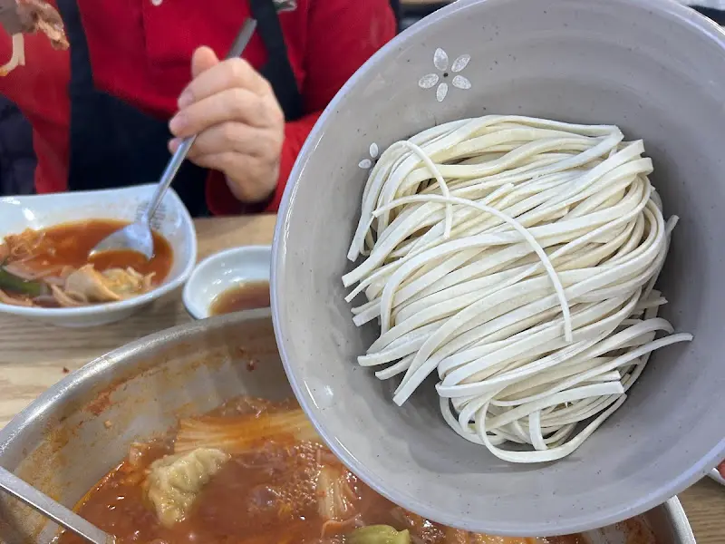 깔끔하고 넓은 매장 내부