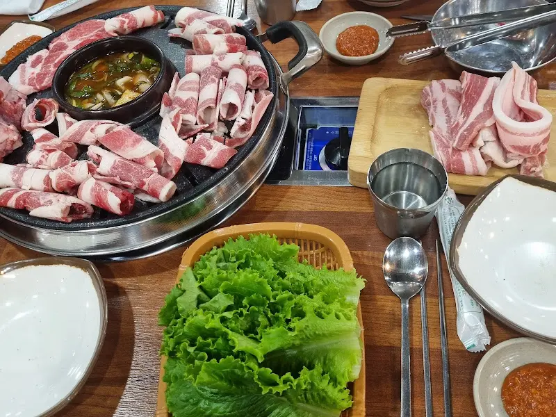 돼지궁뎅이 한상차림