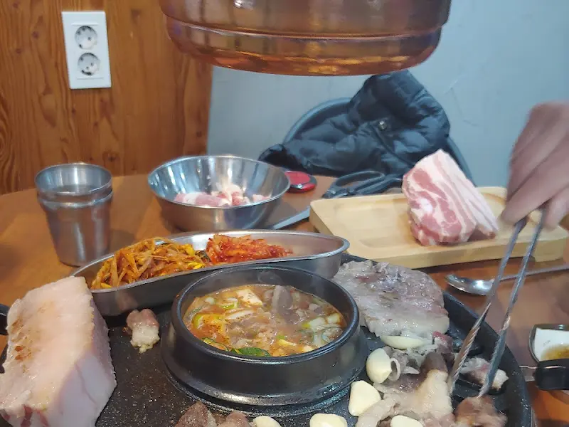 불판 위의 삼겹살