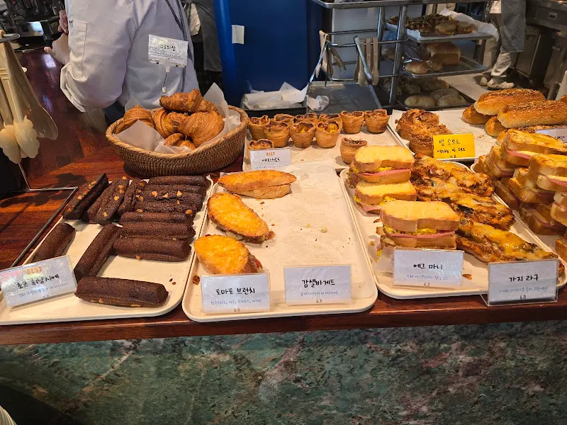 다양한 빵들이 진열된 모습2