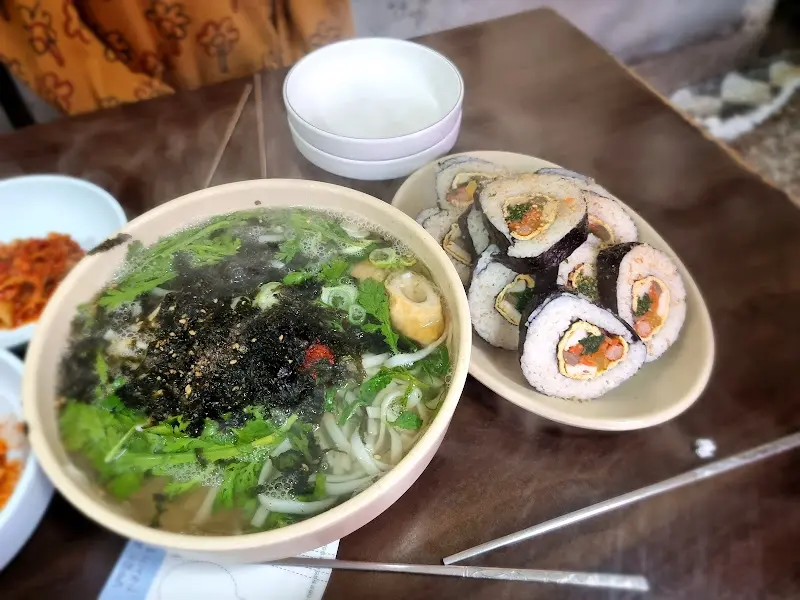 소박하지만 정겨운 분위기의 진주양분식 내부