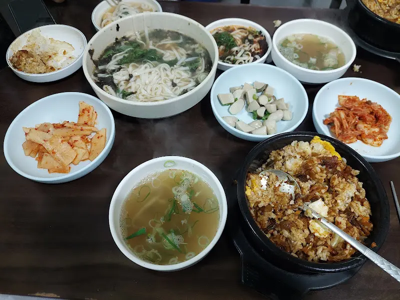푸짐한 양과 맛을 자랑하는 국수와 김밥