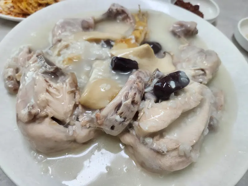 푸짐한 누룽지 닭백숙