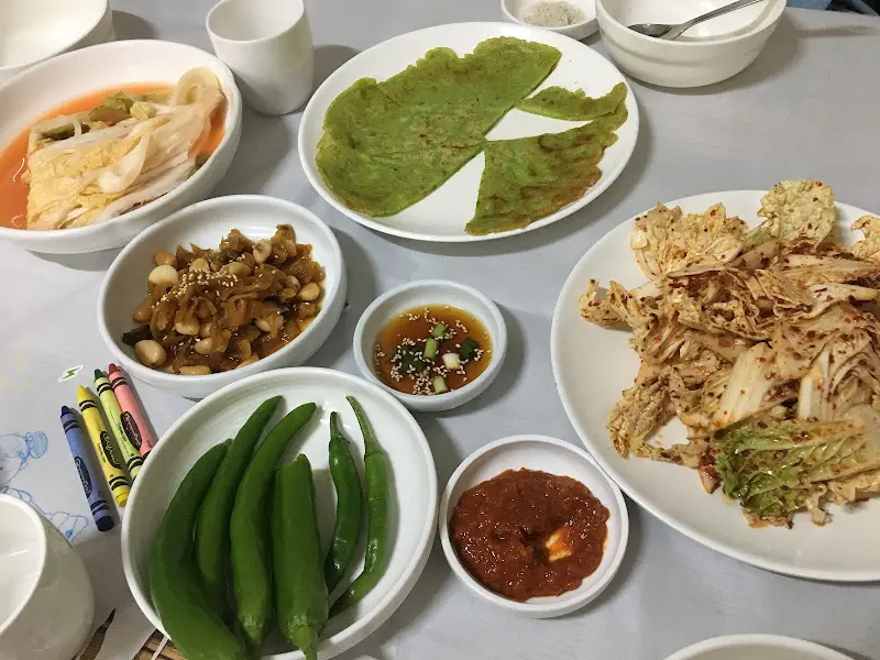 다채로운 밑반찬 구성