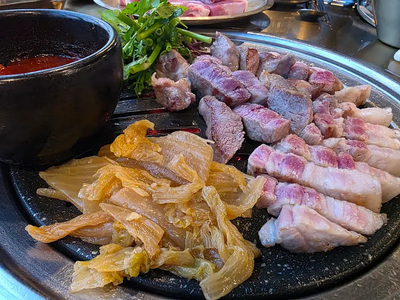 불판 위에서 익어가는 흑오겹살